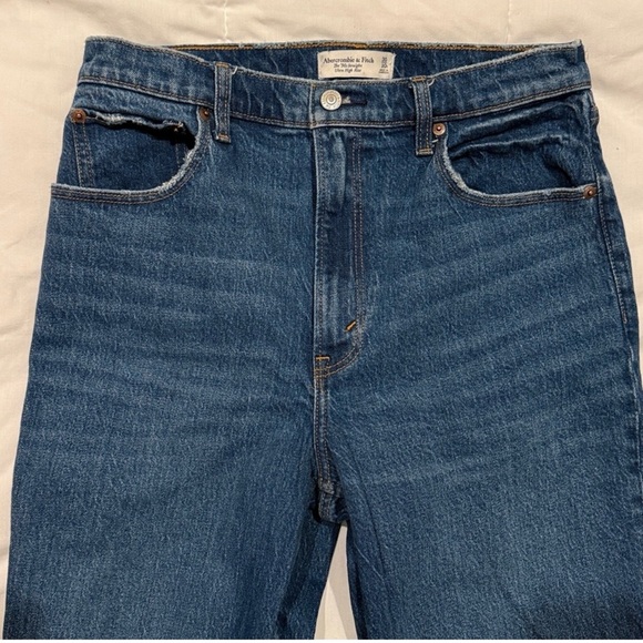 Abercrombie & Fitch - The 90s Straight Ultra High Rise - Size 30 - Picture 2 of 4